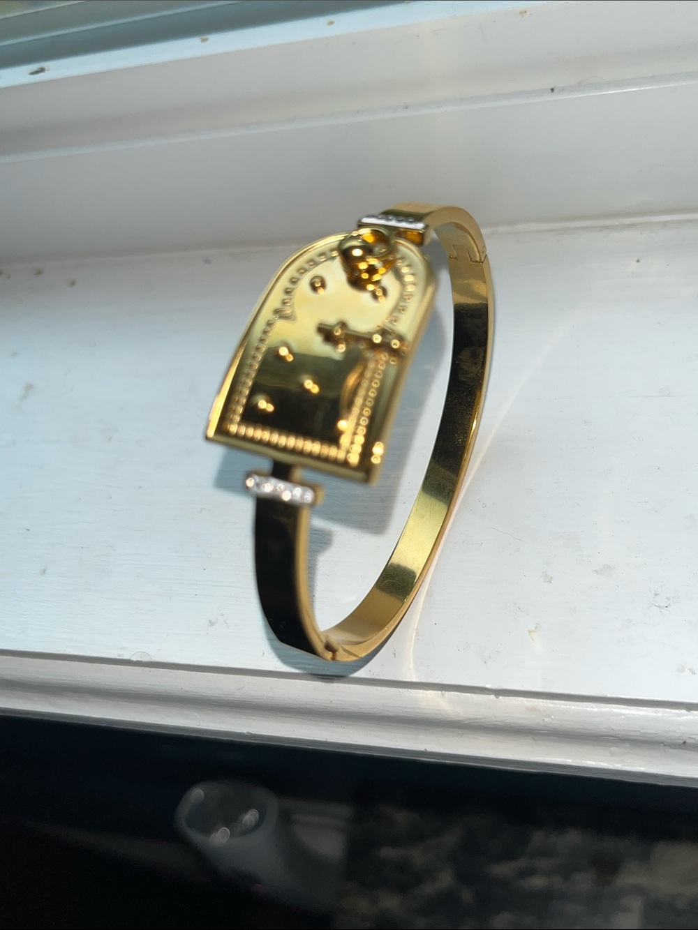 Gold-tone Women’s Decorative Hinge Bracelet